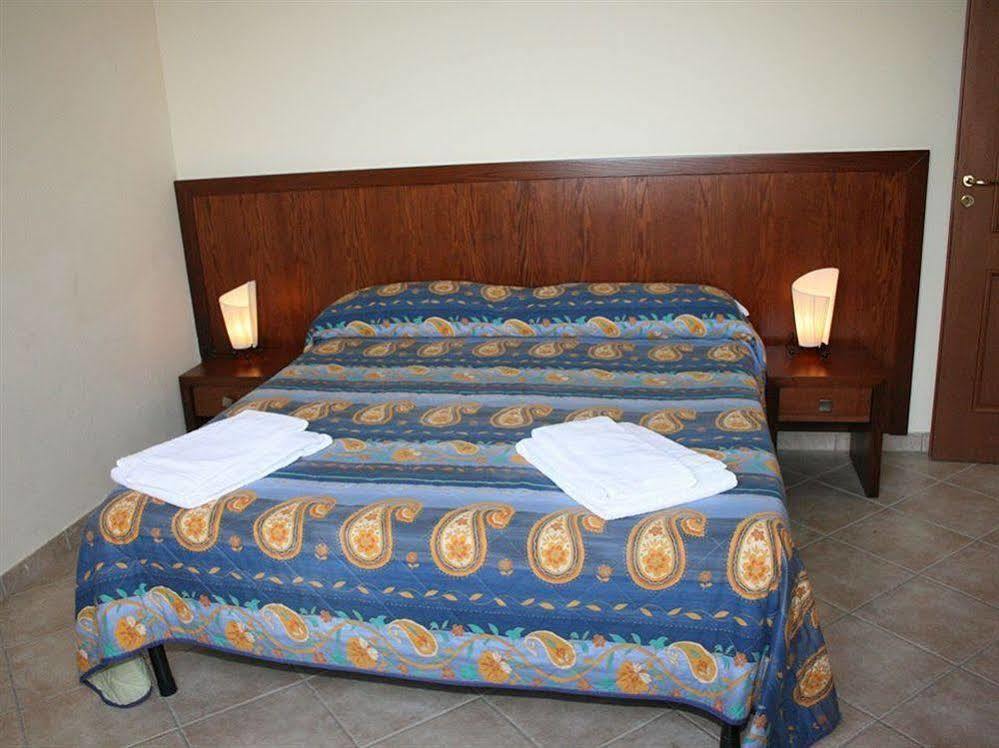 Red Hotel Sant'Elia ซานตากาตา ดี มิลลิเตลโล ภายนอก รูปภาพ